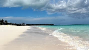 Aurinkotuoleja, rantapyyhkeitä