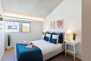 2 quartos, ferros/tábuas de passar roupa, berço de viagem