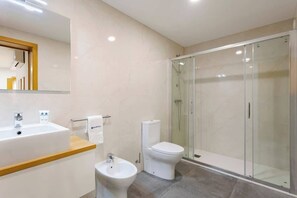 Ducha, secador de pelo, toallas y champú