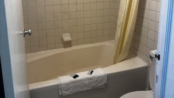 Kahden hengen huone, vuoristonäköala | Kylpyhuone | Kylpyamme, pyyhkeet, saippua, sampoo