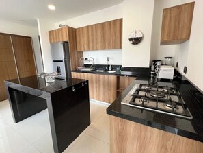 Een koelkast, een microgolfoven, een oven, een kookplaat