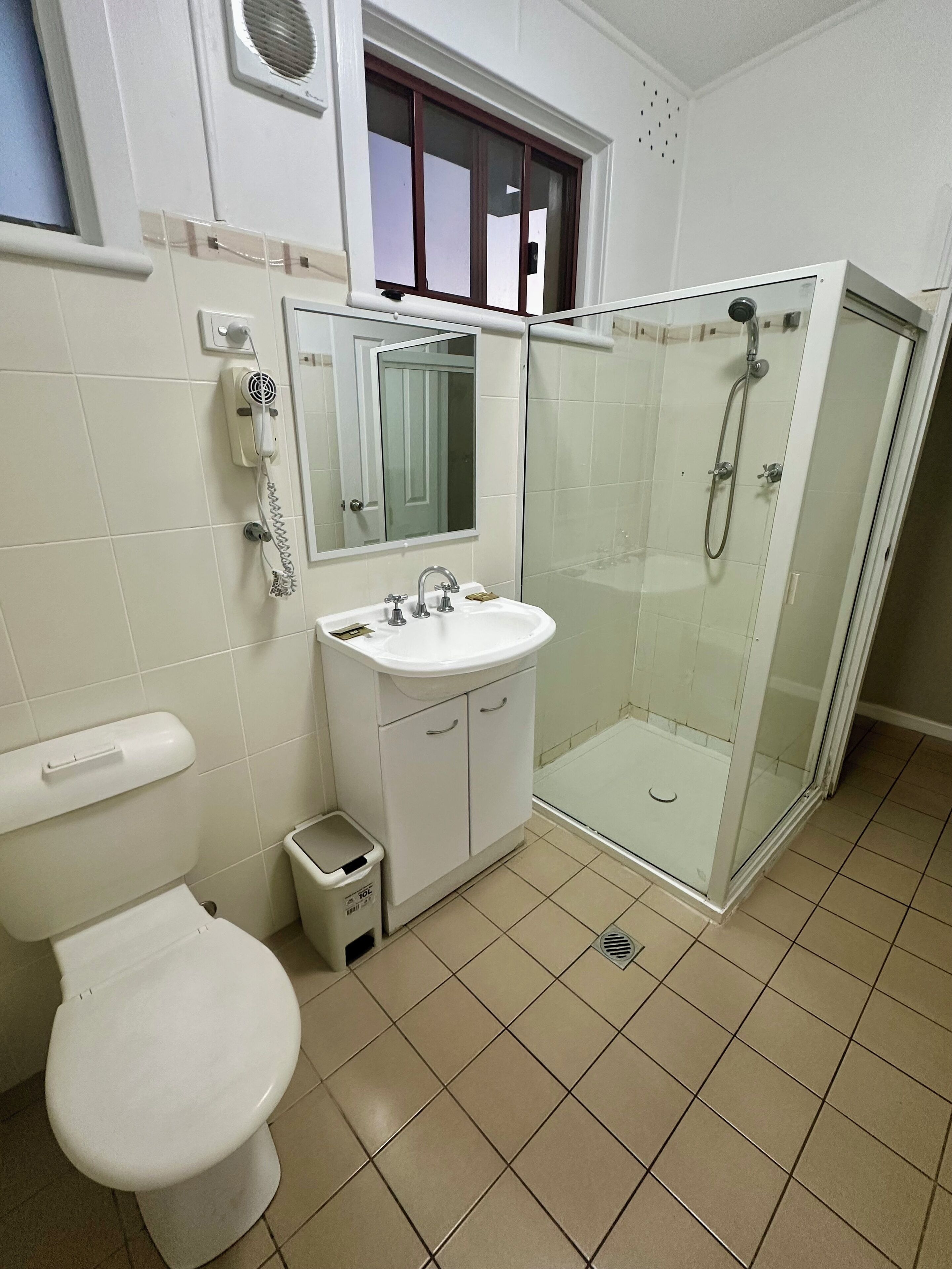 Habitació doble estàndard | Bany | Dutxa, articles de tocador gratuïts, assecador de cabells i tovalloles 