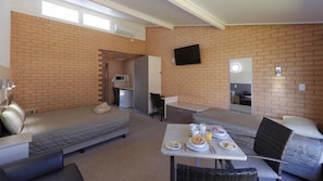 Standard Triple Room | Desk, iron/ironing board, free WiFi - Tenterfield Motel Inn (Tenterfield)