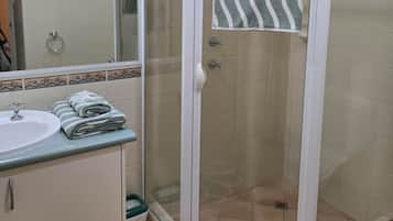 Een haardroger, zeep, toiletpapier