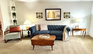 Téléviseur connecté, table de baby-foot, livres