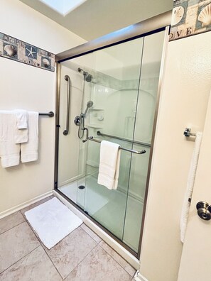 Dusche, Haartrockner, Handtücher, Seife