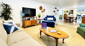 Téléviseur connecté, table de baby-foot, livres