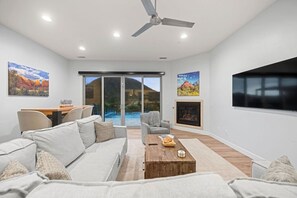 Smart TV, fireplace - Luxe Sedona Retreat Private Heated Pool/Spa/Views! (Sedona)