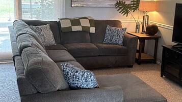 Smart-TV, Kamin, DVD-Player, BĂŒcher