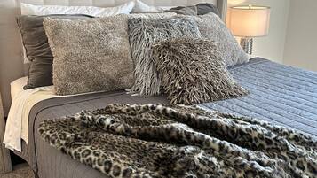 4 bedrooms, desk, travel crib, free WiFi