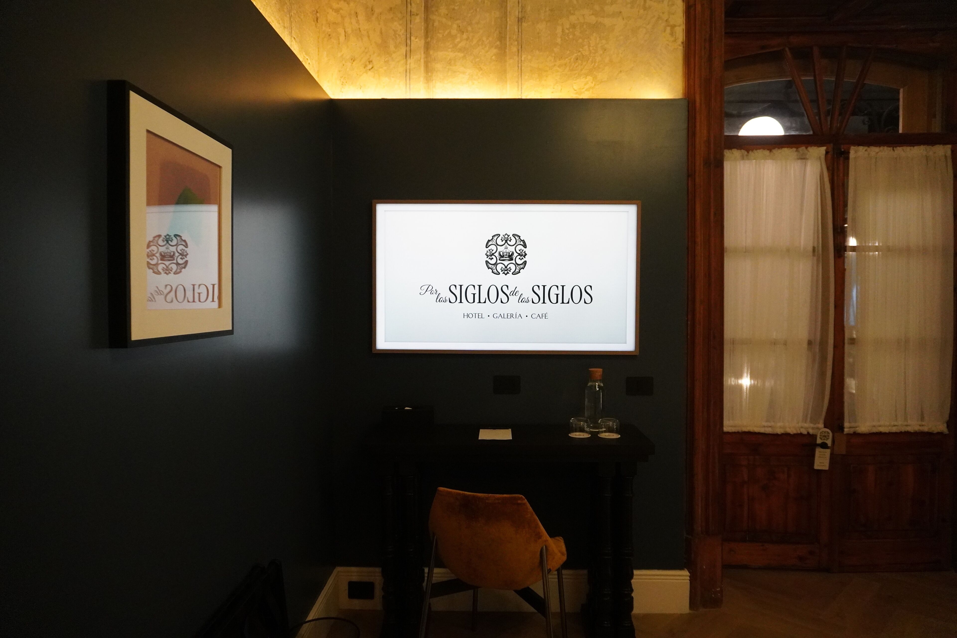 房內夾萬、書桌、遮光窗簾/窗簾、熨斗/熨衫板