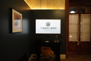 Zimmersafe, Schreibtisch, Verdunkelungsvorhänge, Bügeleisen/Bügelbrett