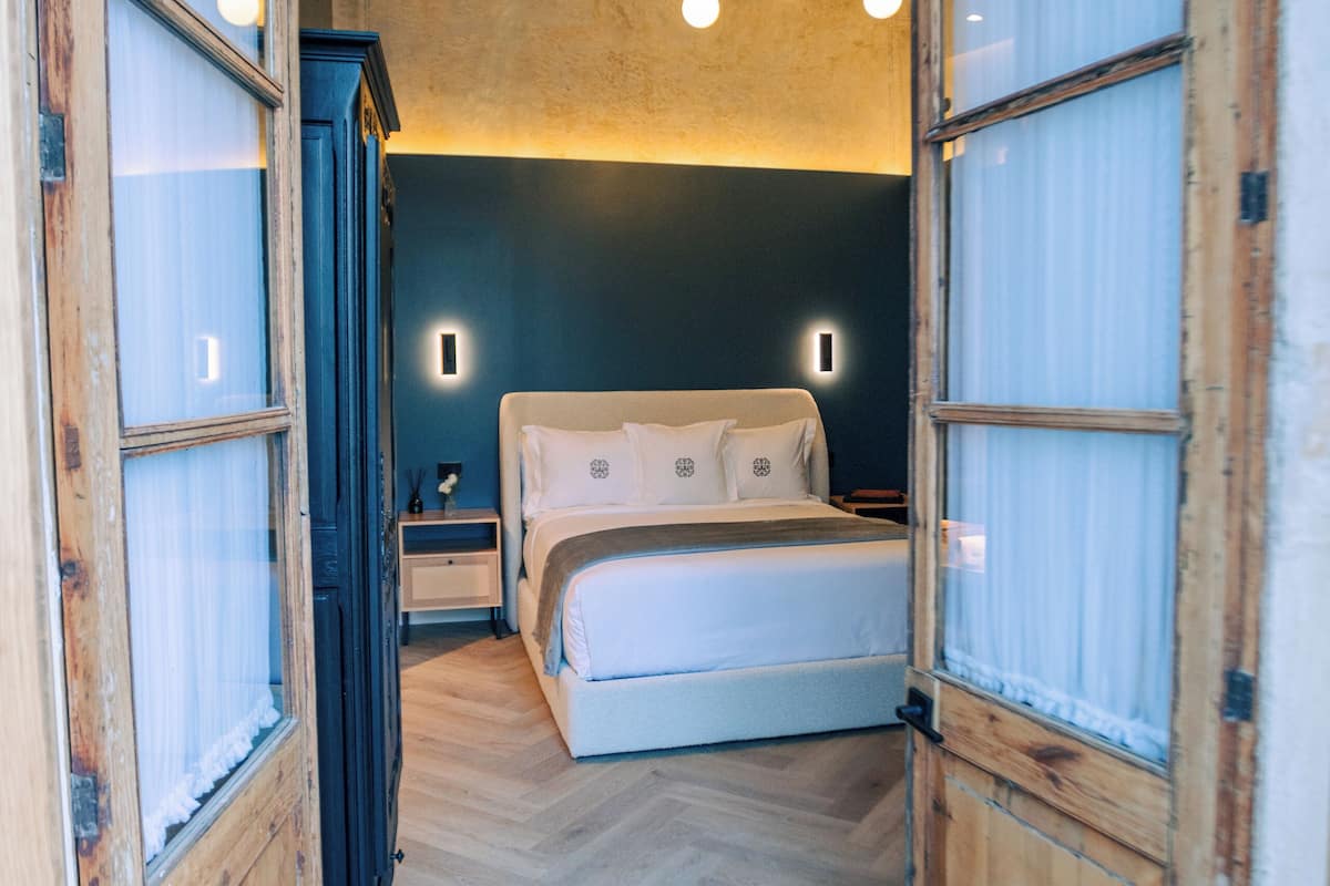 Ropa de cama de alta calidad y caja de seguridad en la habitación 