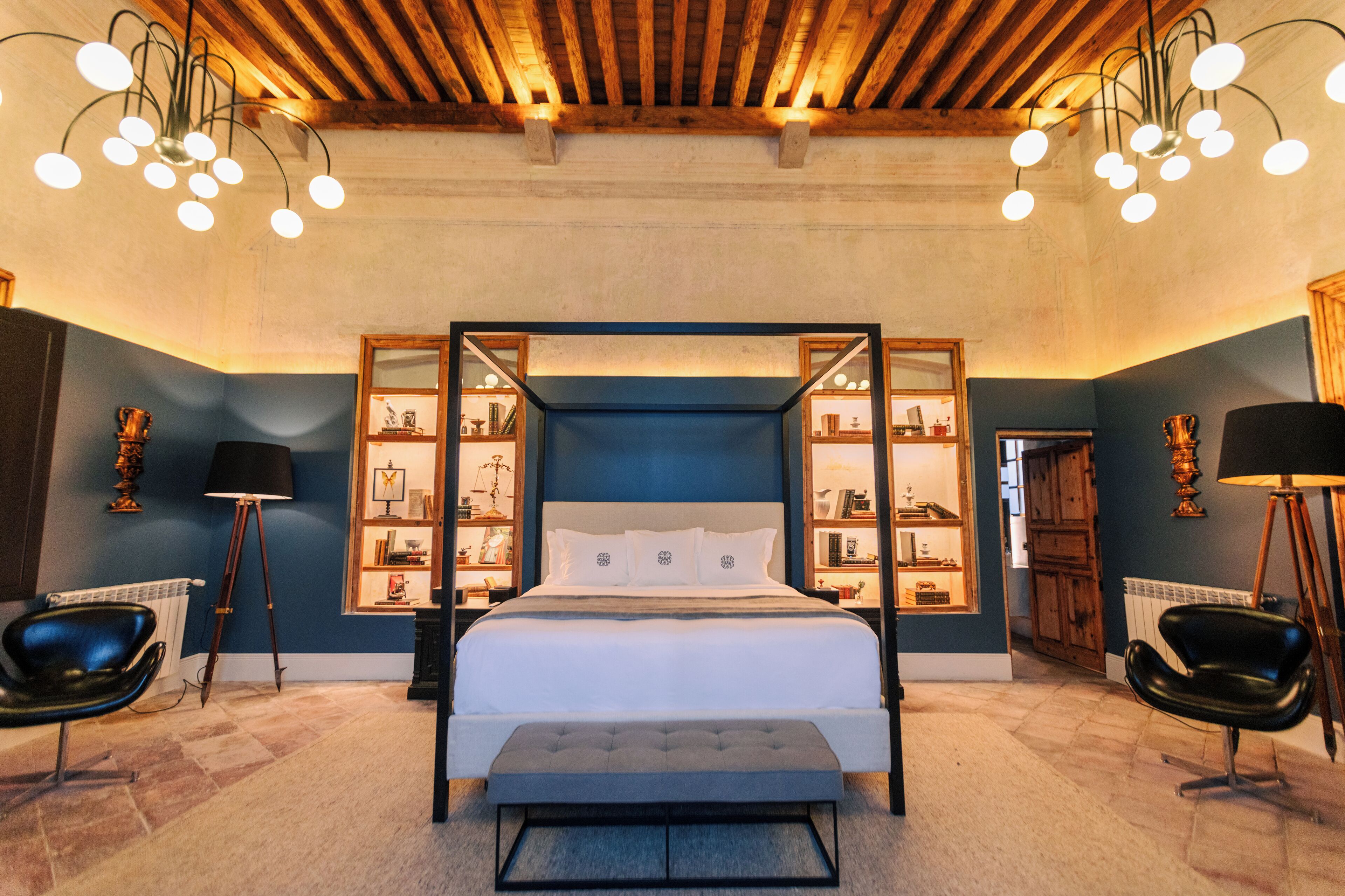 Suite Deluxe, 1 letto king, bagno privato, vista giardino | Una cassaforte in camera, una scrivania, tende oscuranti