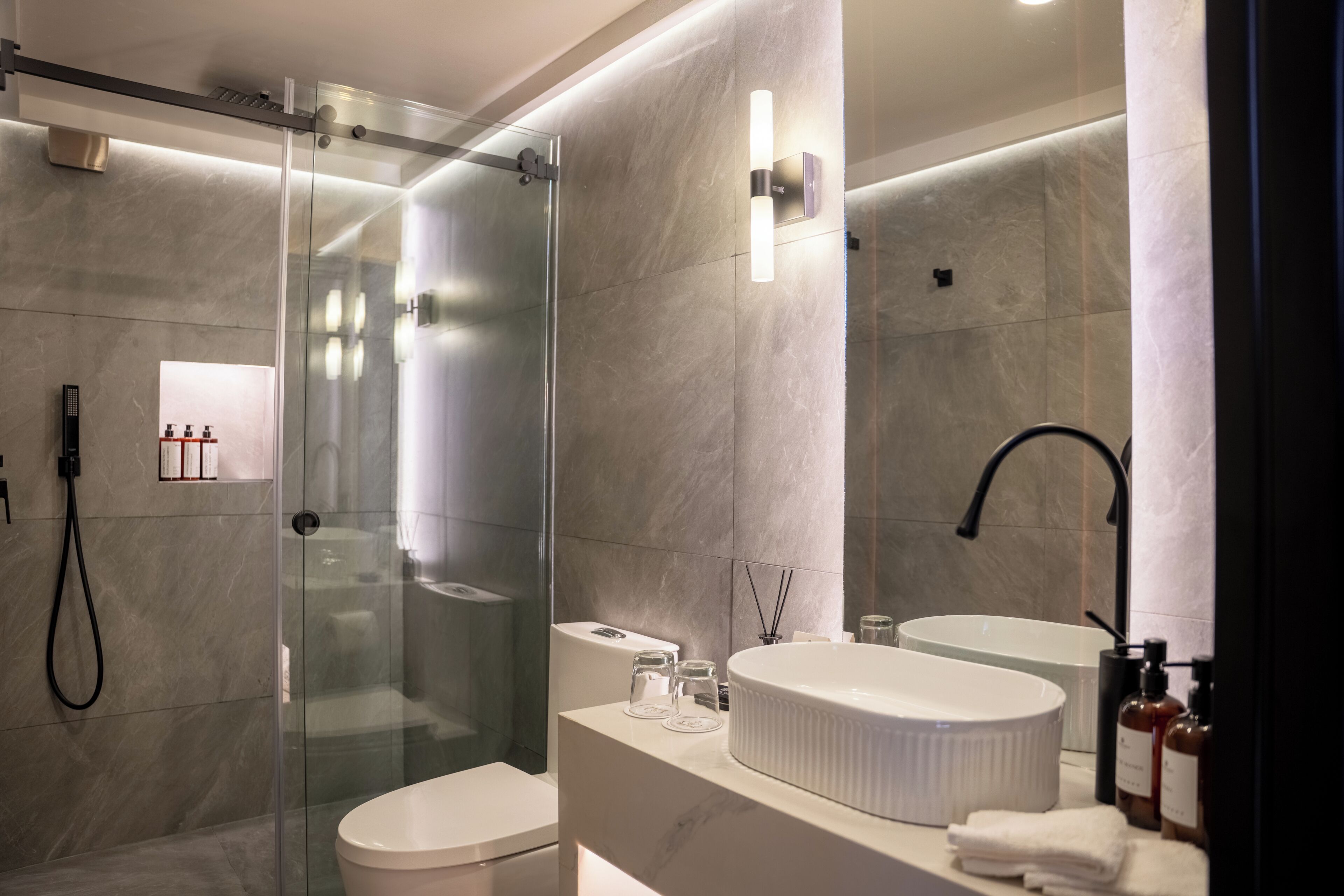 Habitación doble Deluxe | Baño | Regadera, regadera tipo lluvia, amenidades de baño de diseñador 