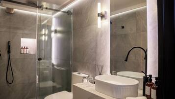 Habitación doble Deluxe | Baño | Regadera, regadera tipo lluvia, amenidades de baño de diseñador