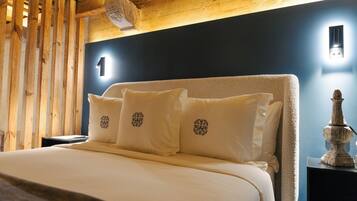 Tweepersoonskamer, 2 queensize bedden, niet-roken, privébadkamer | Een kluis op de kamer, een bureau, verduisterende gordijnen