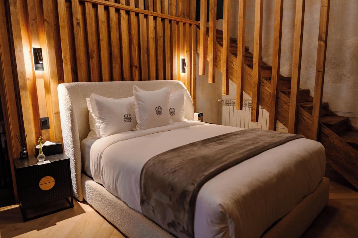 Premium bedding, in-room safe, desk, blackout curtains