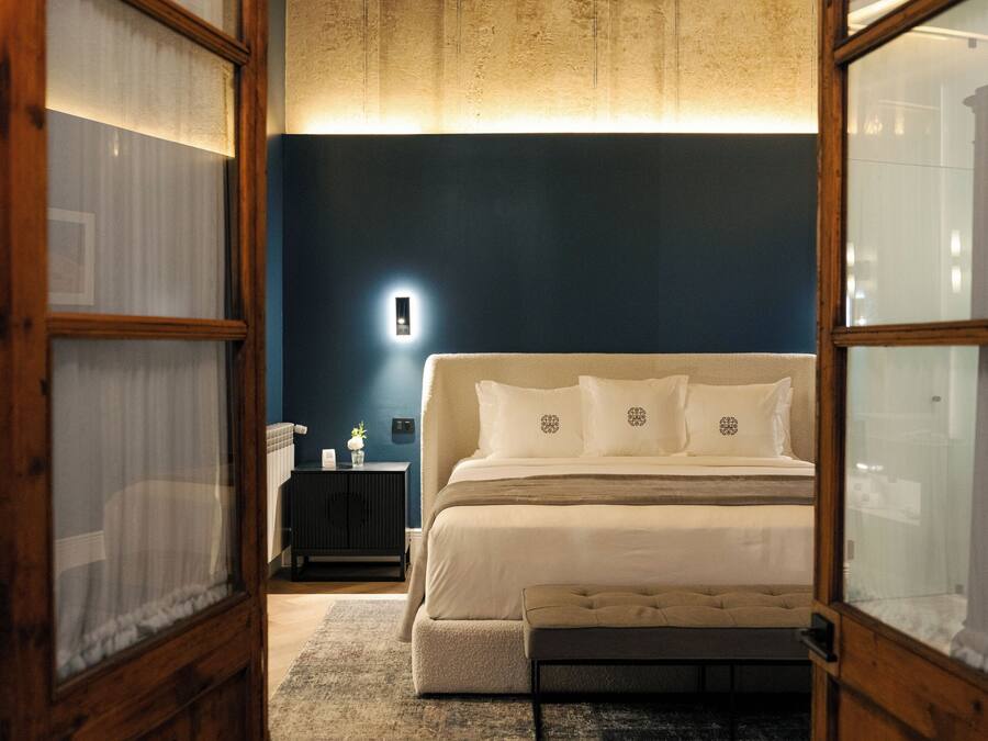 Safe på rommet, skrivebord, blendingsgardiner og strykejern/-brett