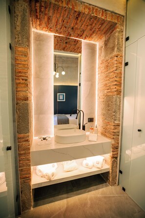 Bathroom | Hair dryer, slippers, towels, soap - Por los Siglos Hotel (Huamantla)