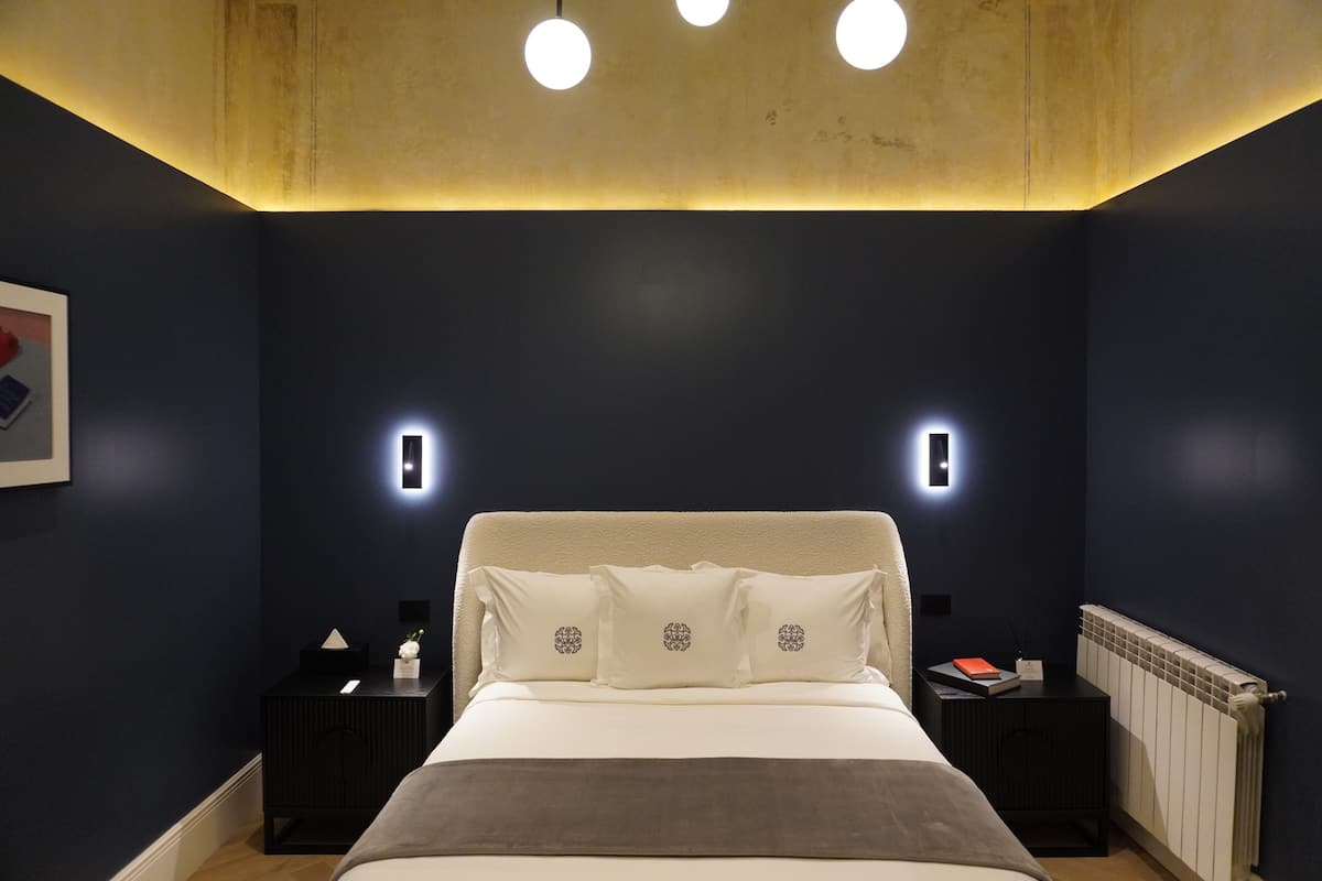 Deluxe-Doppelzimmer, 1 Queen-Bett, Gartenblick | Zimmersafe, Schreibtisch, Verdunkelungsvorhänge, Bügeleisen/Bügelbrett