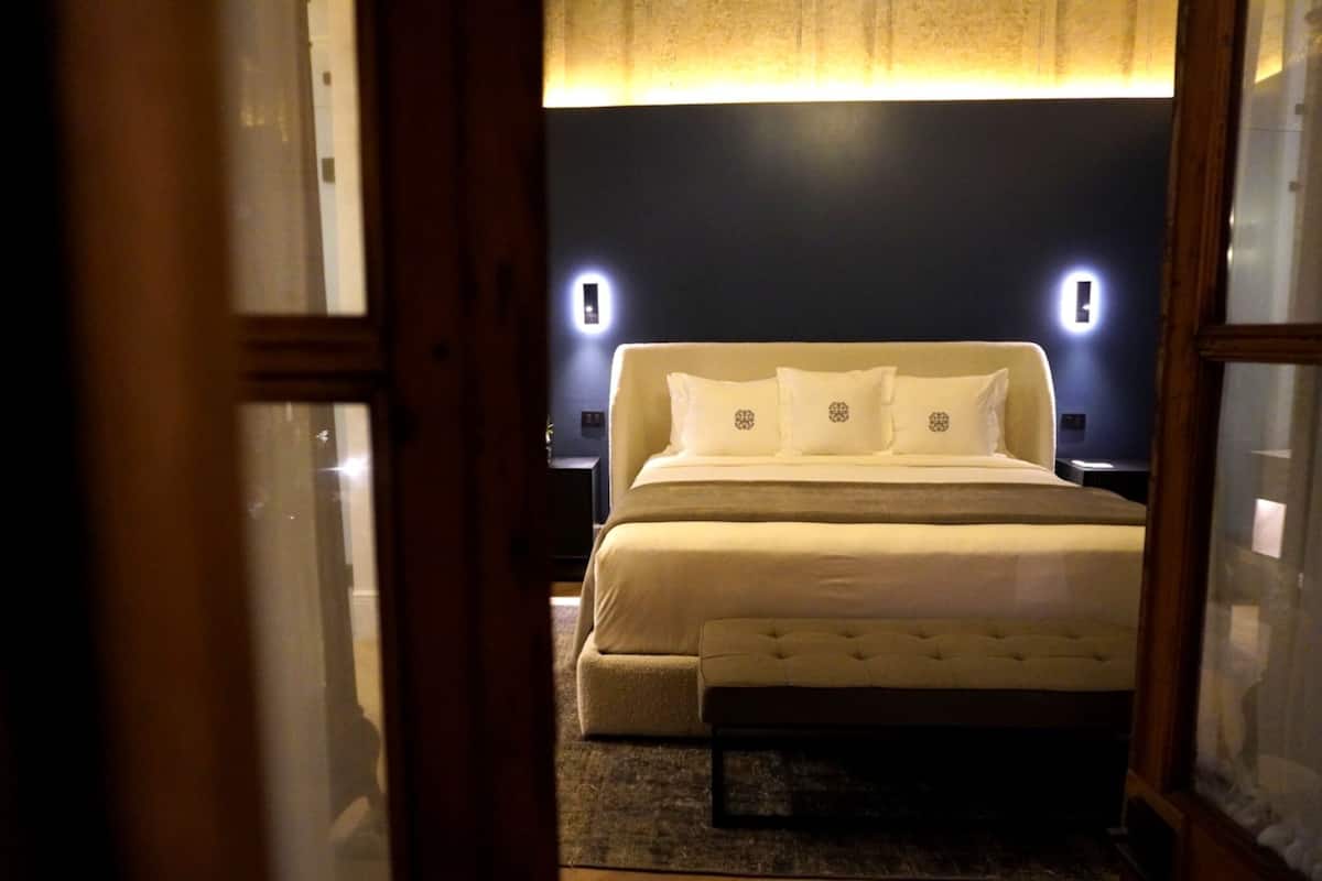 Ropa de cama de alta calidad y caja de seguridad en la habitación 