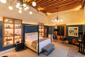 Deluxe Suite, 1 King Bed, Private Bathroom, Garden View | In-room safe, desk, blackout drapes, iron/ironing board - Por los Siglos Hotel (Huamantla)