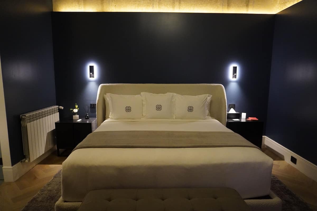 Deluxe-Doppelzimmer, 1 King-Bett, Gartenblick | Zimmersafe, Schreibtisch, Verdunkelungsvorhänge, Bügeleisen/Bügelbrett