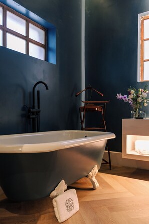 Deluxe-Suite, 1 King-Bett, eigenes Bad, Gartenblick | Badezimmer | Haartrockner, Hausschuhe, Handtücher, Seife