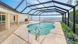 Una piscina techada con vista al cuerpo de agua.