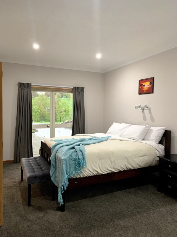 3 habitaciones, tabla de planchar con plancha, wifi y ropa de cama 