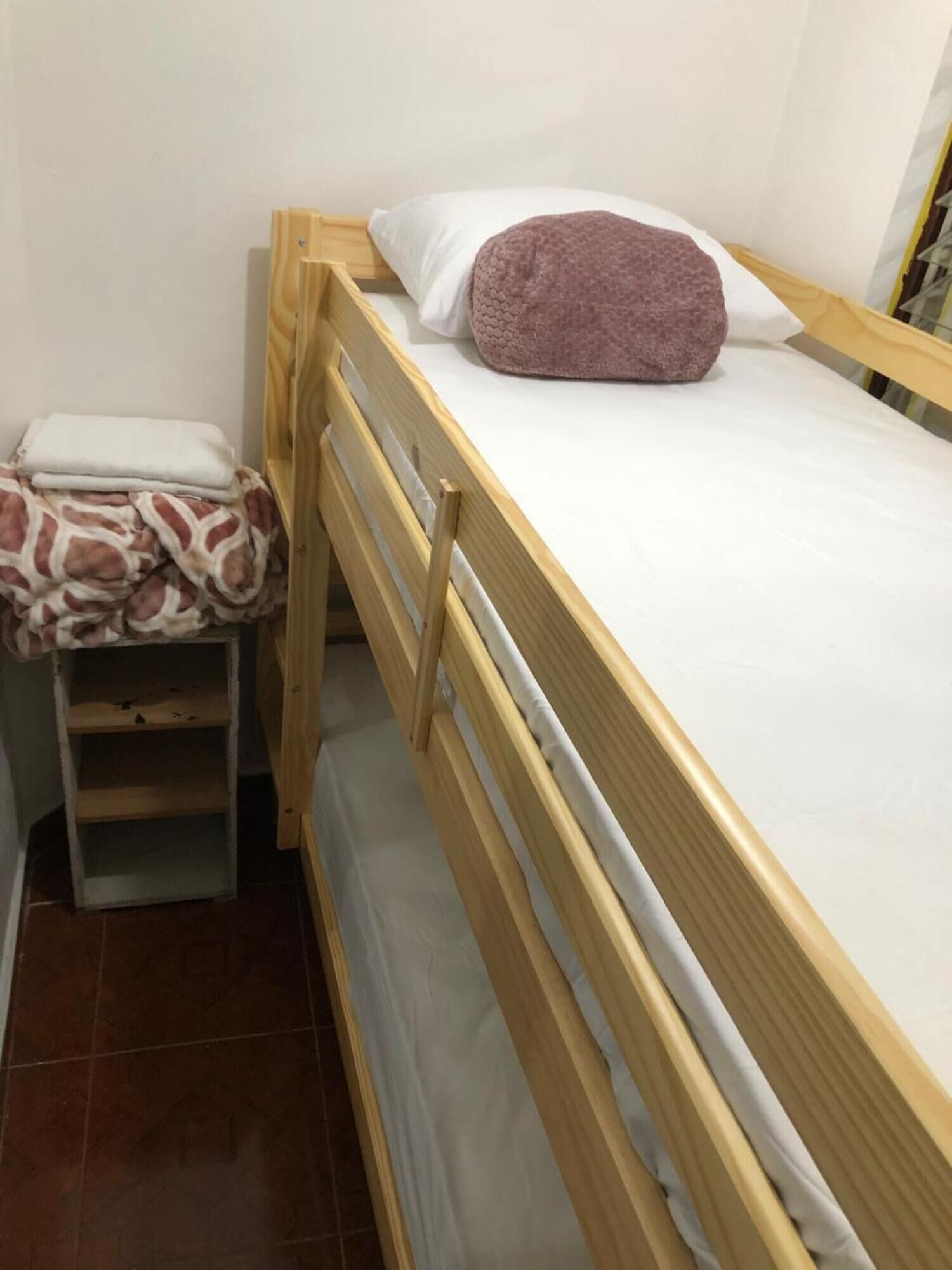 7 makuuhuonetta, työpöytä, ilmainen Wi-Fi, vuodevaatteet