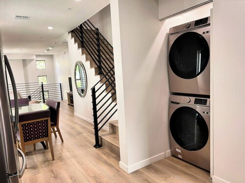 Stylish 2BR Suite in Vibrant LA Area -> Complimentary WiFi, AC & Parking