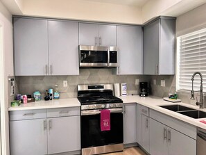 Kjøleskap, mikrobølgeovn, ovn og kokeplater