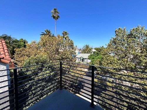 Stylish 2BR Suite in Vibrant LA Area -> Complimentary WiFi, AC & Parking