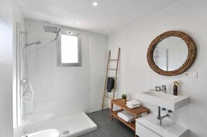 Regadera, secadora de cabello, bidet, toallas 