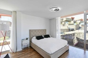 3 habitaciones, tabla de planchar con plancha, wifi y ropa de cama 