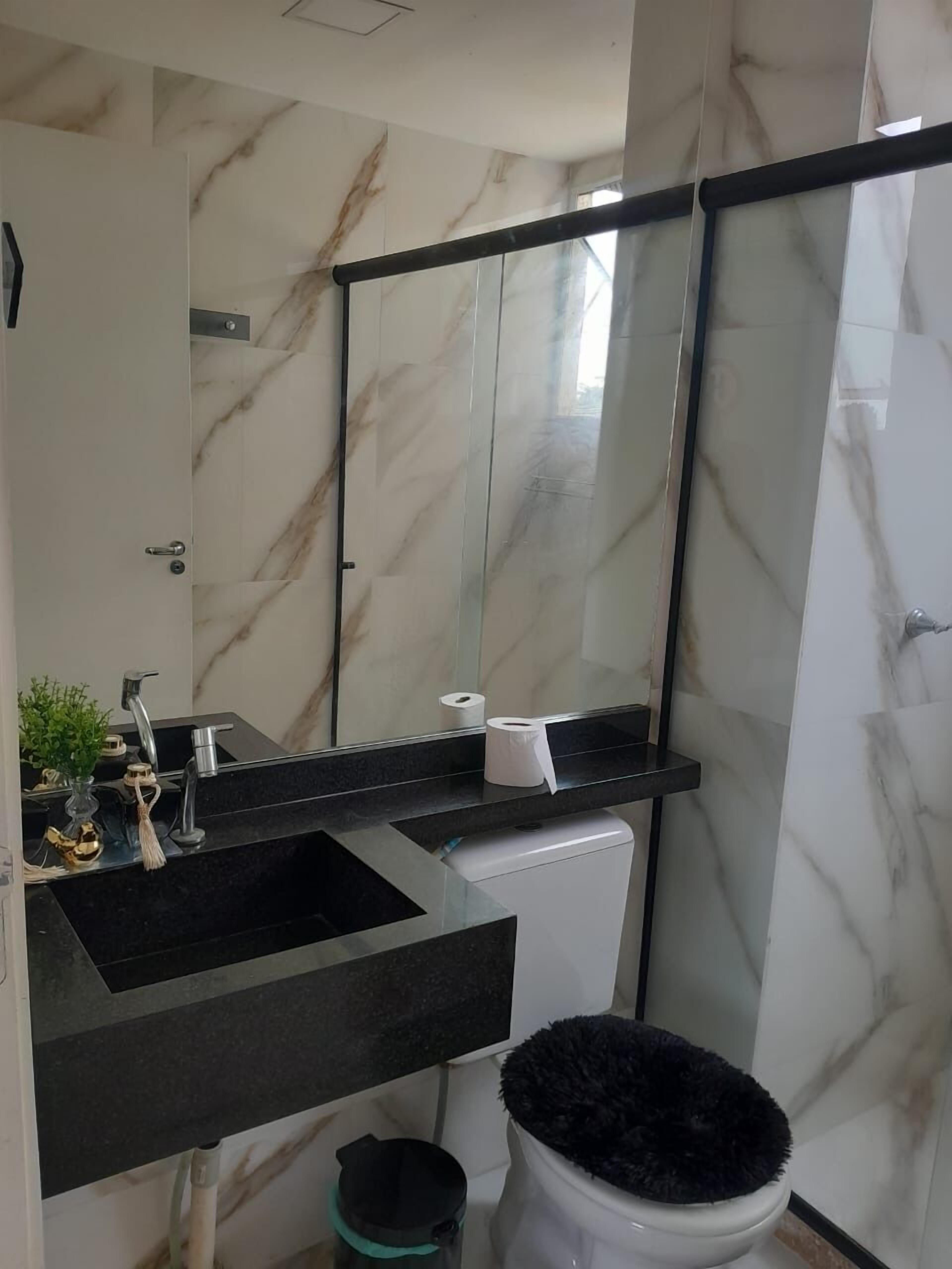 Serviettes fournies, papier toilette
