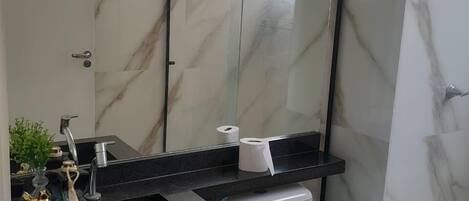 Toallas y papel de baño