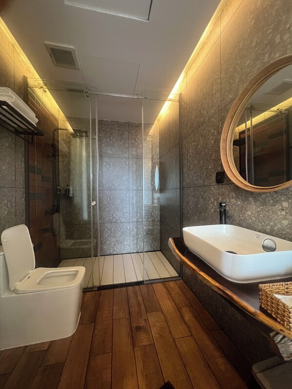 Dreibettzimmer, Balkon, Meerblick | Badezimmer
