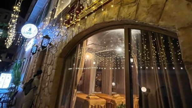 Un edificio con un letrero que dice 'Hotel Spa & Restaurant'.