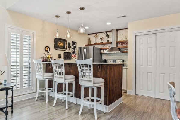 Interior - 3 Miles from beach. 2-bedroom, 2 bath condo in Little River with 3 beds. (Little River)