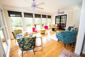 Smart TV - World Cup Home – 7+ Acres, Sleeps 10+, Entertainment Ready Perfect for Groups (Marietta)