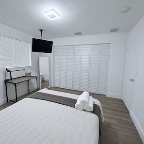1 bedroom, desk, free WiFi, bed sheets
