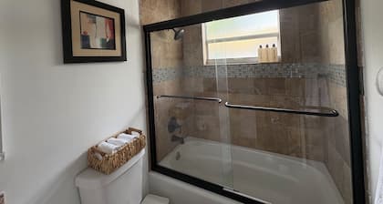 Charming 1-bedroom apartment in fabulous Greenacres with AC