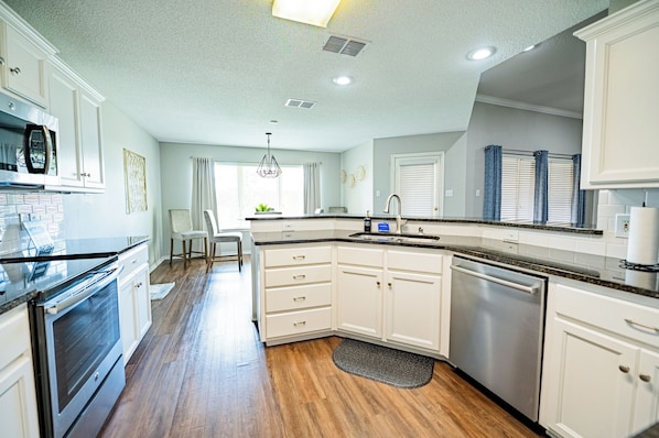 Mikrowelle, Ofen, Herdplatte, Geschirrspüler