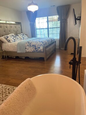 3 slaapkamers, een strijkplank/strijkijzer, wifi, beddengoed