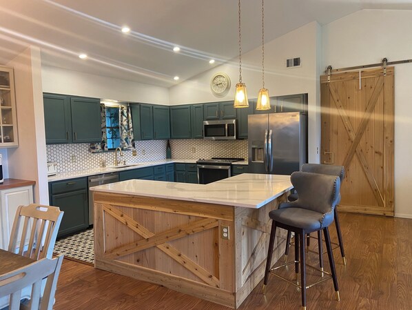 Kjøleskap, mikrobølgeovn, ovn og kokeplater