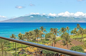 Property grounds - Maui Resort Rentals: Hokulani 605 – Premier 6th-Floor Oceanview Penthouse | Closest 2BR Column to the Ocean! (Lahaina)