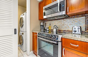 冷蔵庫、電子レンジ、オーブン、コンロ